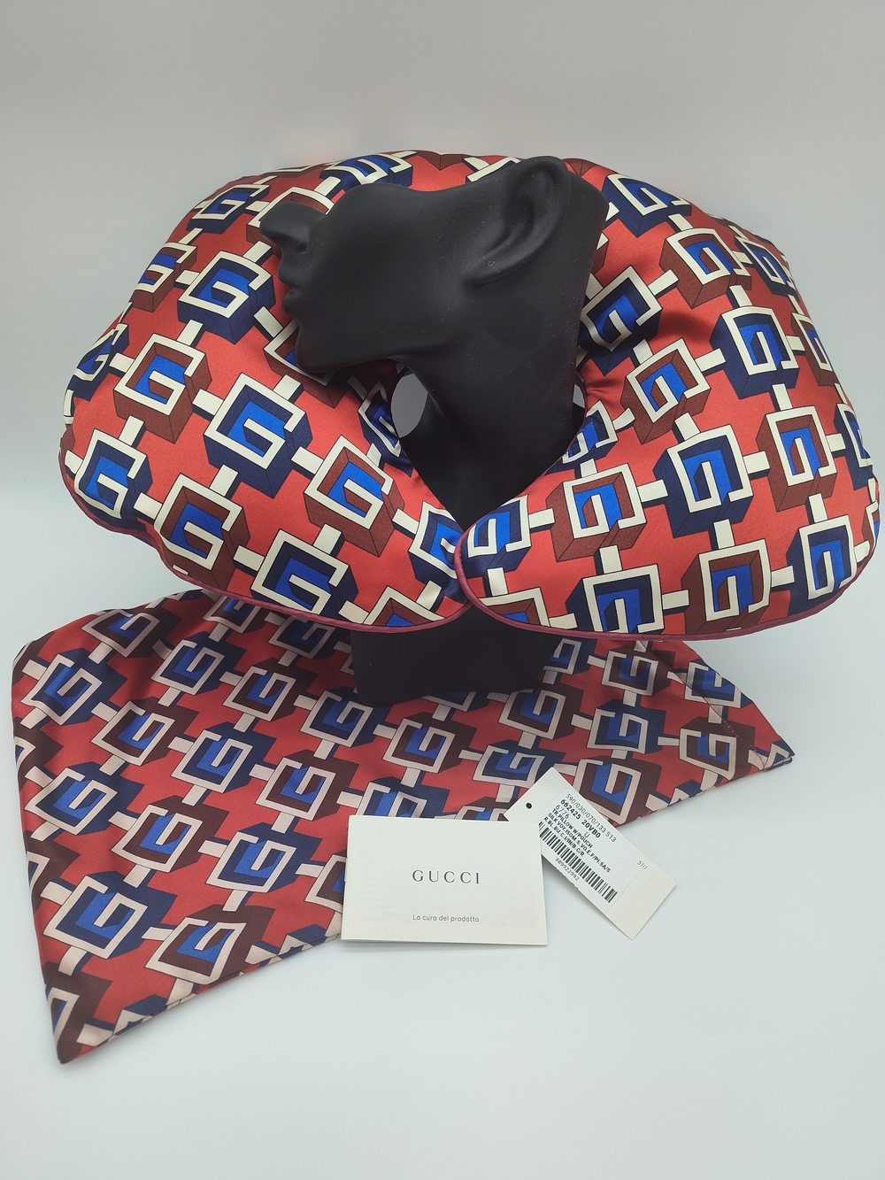 GUCCI NWT Silk Travel Neck Pillow & Matching Pouch Geo G Print Italy